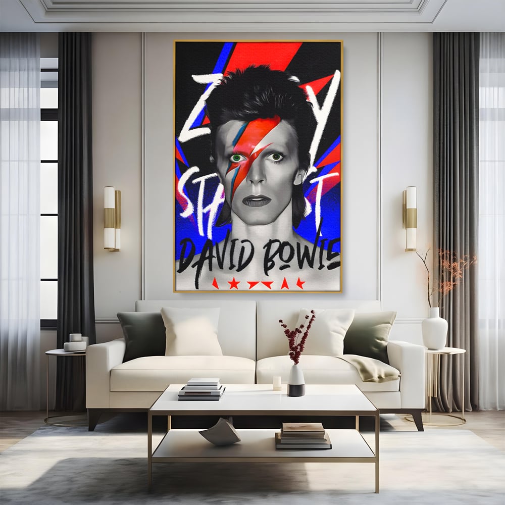 Tablou canvas cu tablou portret david bowie cu fulger, in rama de aluminiu auriu, pe perete intr-un living